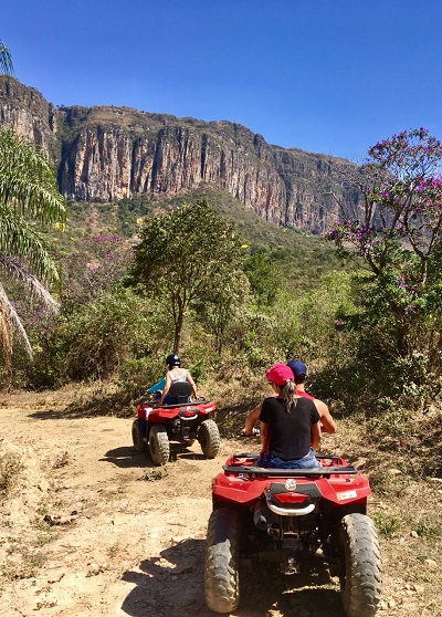 Passeio de Veículo 4x4 Capitólio para até 9 pessoas